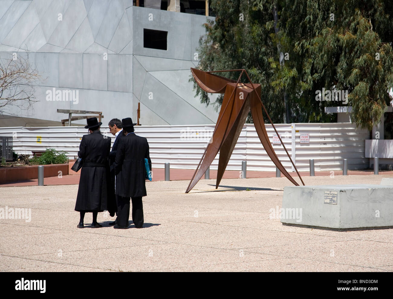 Tre ebrei ortodossi al di fuori del Museo di Arte - Golda Meir centro culturale di Tel Aviv - Israele Foto Stock