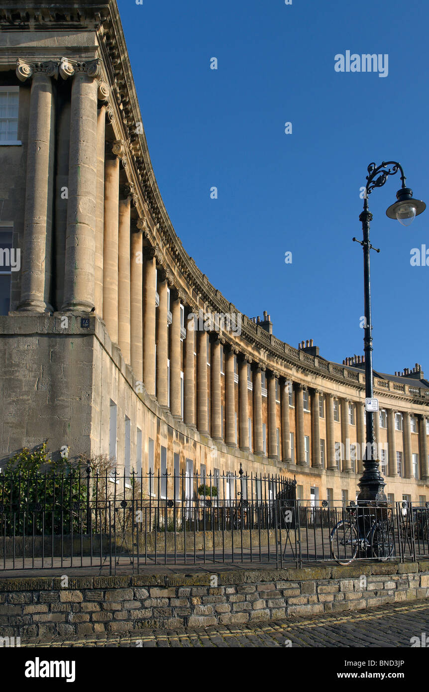 Royal Crescent in bagno con un cielo blu, lampada post e bicicletta appoggiata contro le ringhiere Foto Stock