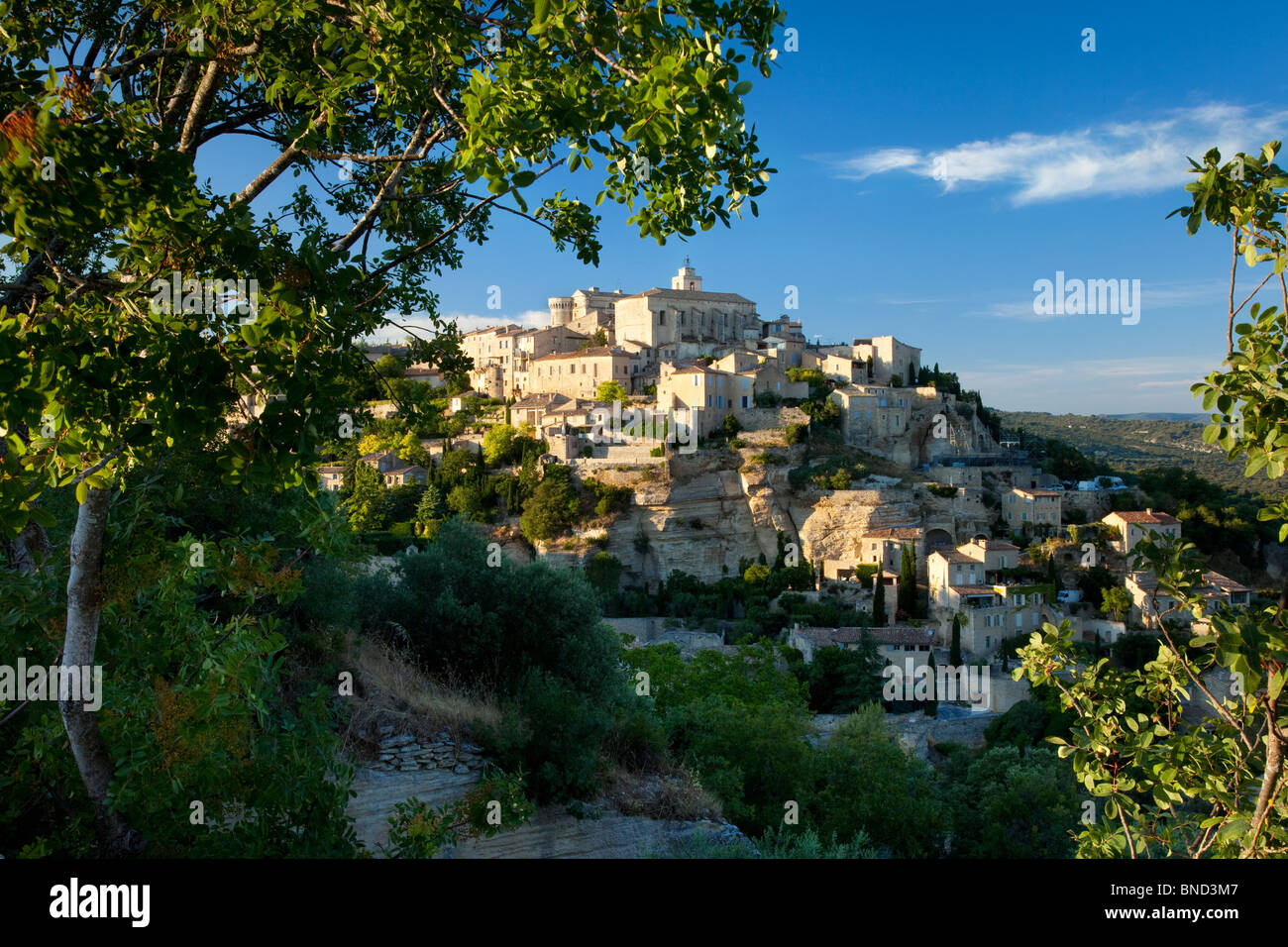 Villaggio sulla collina di Gordes nel Luberon, Provenza Francia Foto Stock