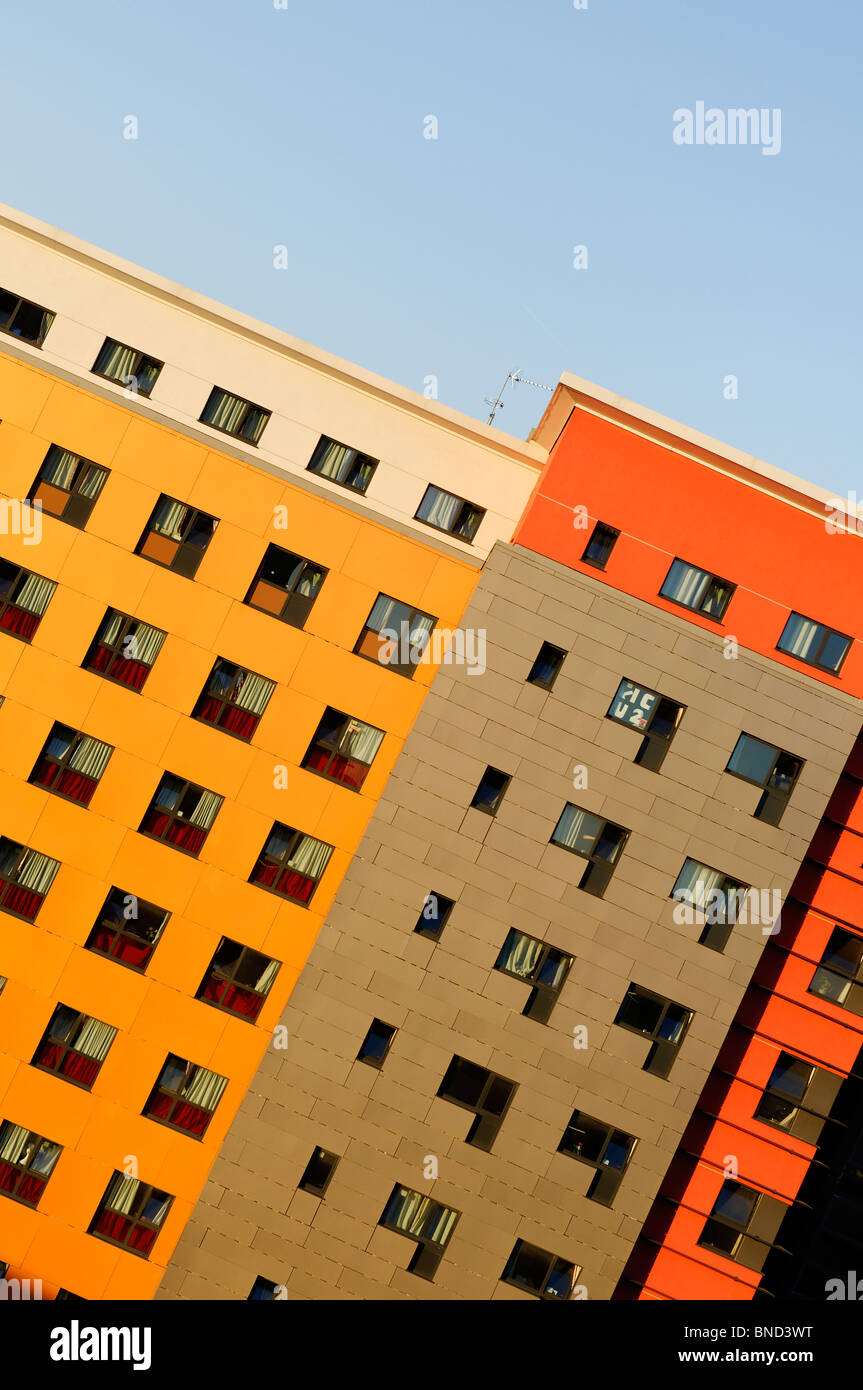 Visualizzazione dinamica di moderna architettura colorata di appartamenti in una tipica città britannica Foto Stock