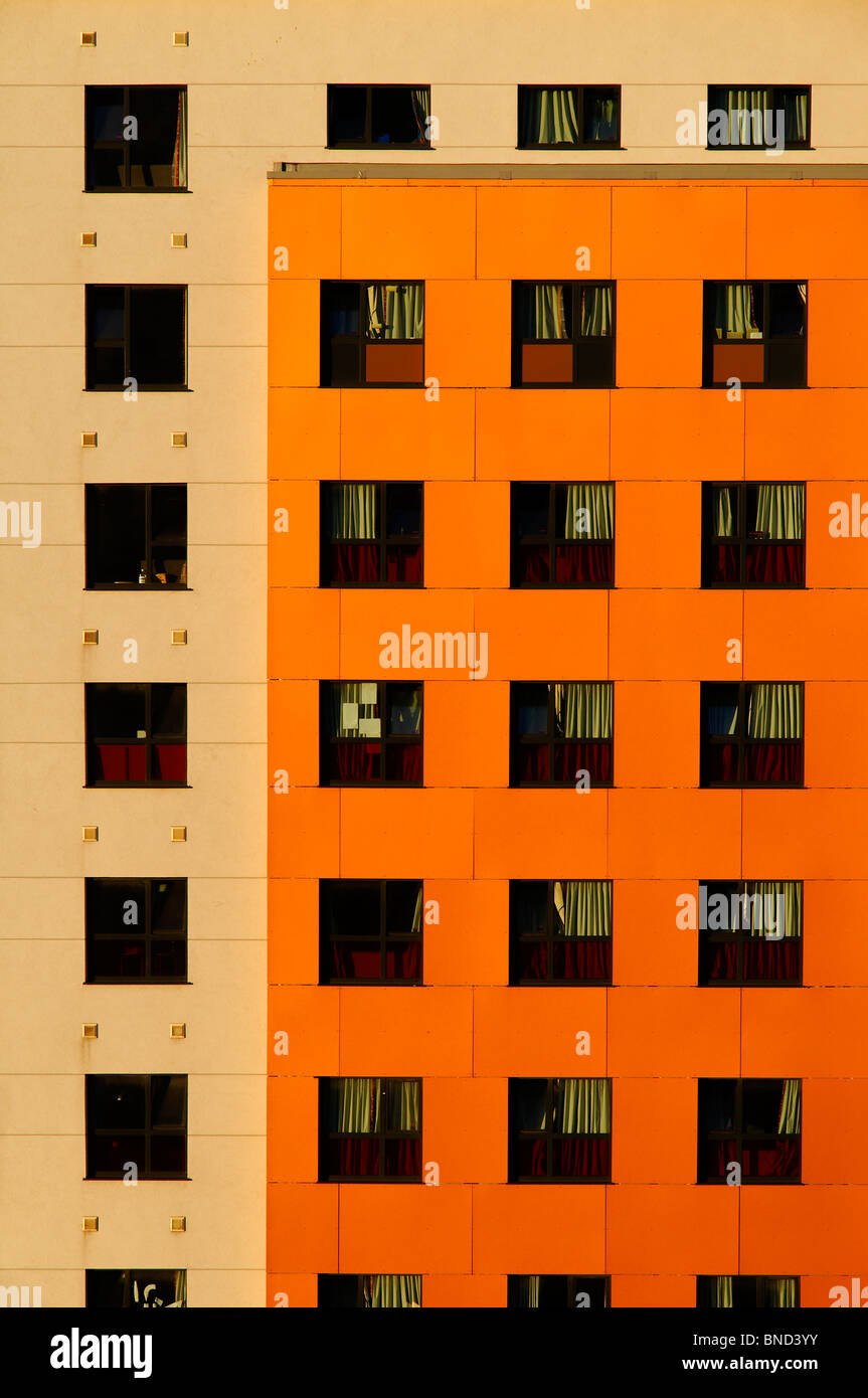 Moderna architettura colorata di appartamenti di studenti in una tipica città britannica Foto Stock
