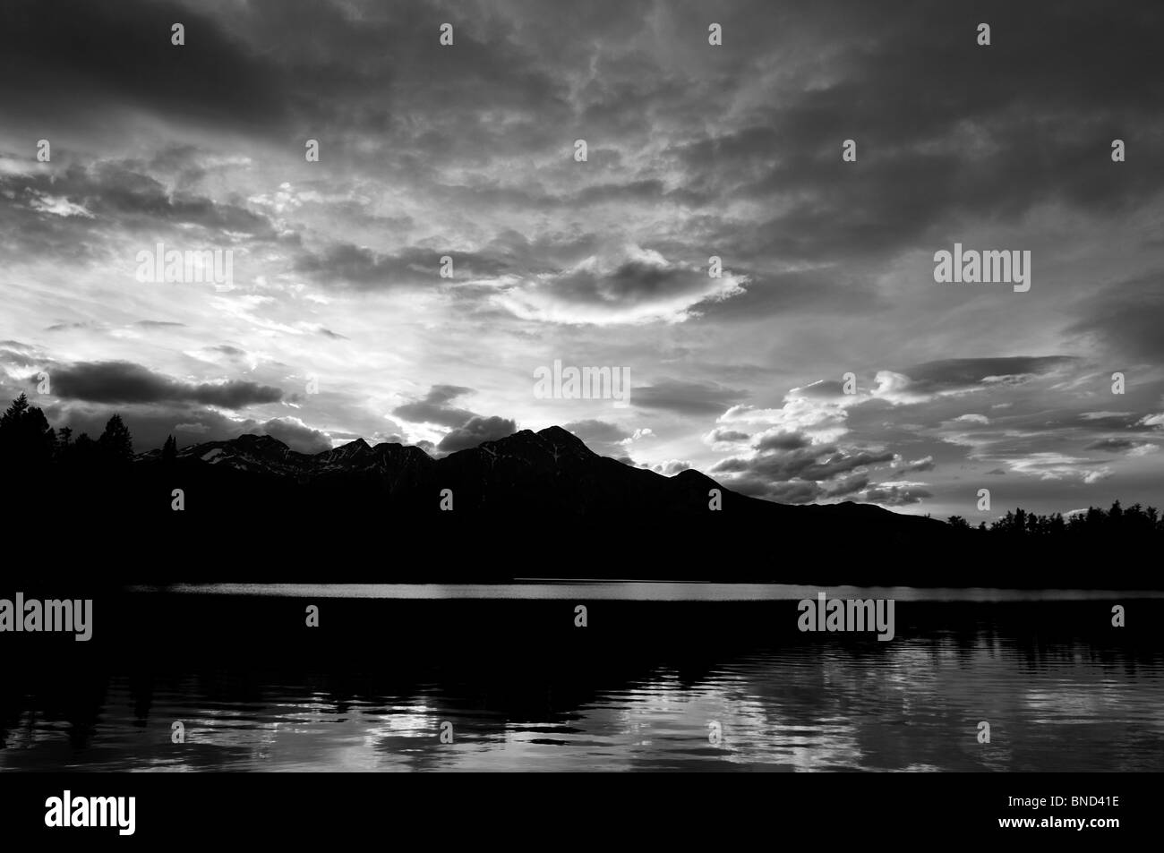 Beauvert lago al tramonto. Parco Nazionale di Jasper, Alberta, Canada. Foto Stock