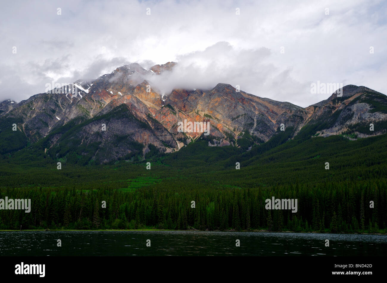 Montagna piramidale. Parco Nazionale di Jasper, Alberta, Canada. Foto Stock