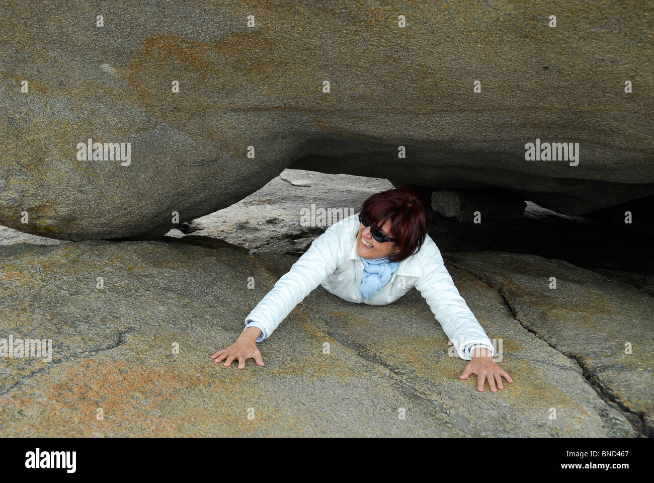 Strisciare sotto questa lastra di granito a Murxia su il galiziano 'Costa della Morte' è detto di stare in guardia contro il mal di schiena Foto Stock