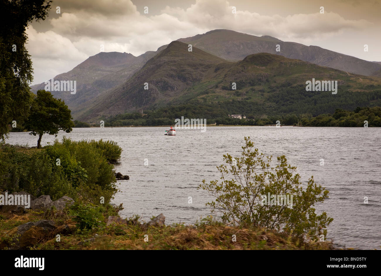 Regno Unito, Galles Snowdonia, Llanberis, Mount Snowdon attraverso il lago di Padarn Foto Stock