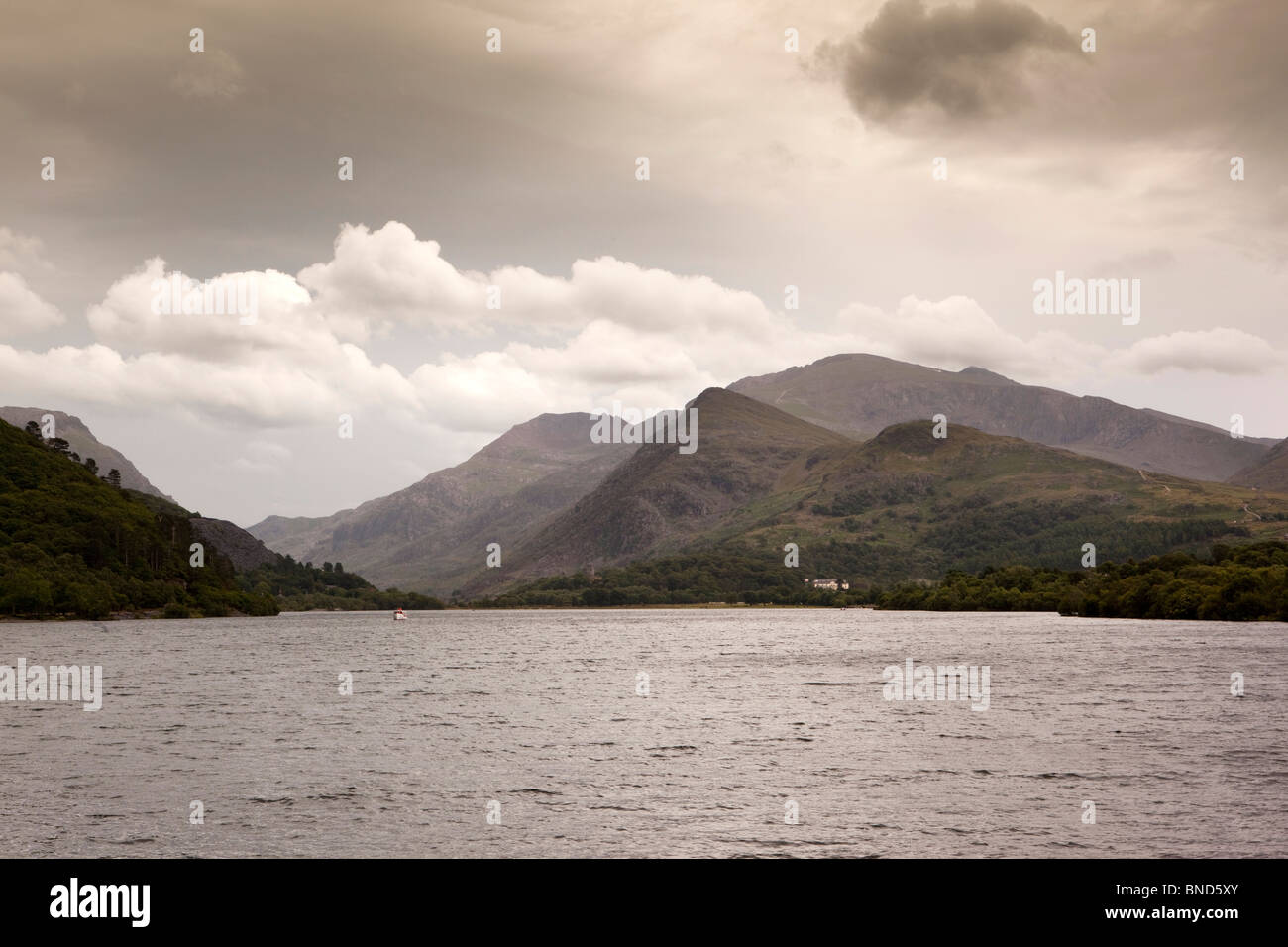 Regno Unito, Galles Snowdonia, Llanberis, Mount Snowdon attraverso il lago di Padarn Foto Stock