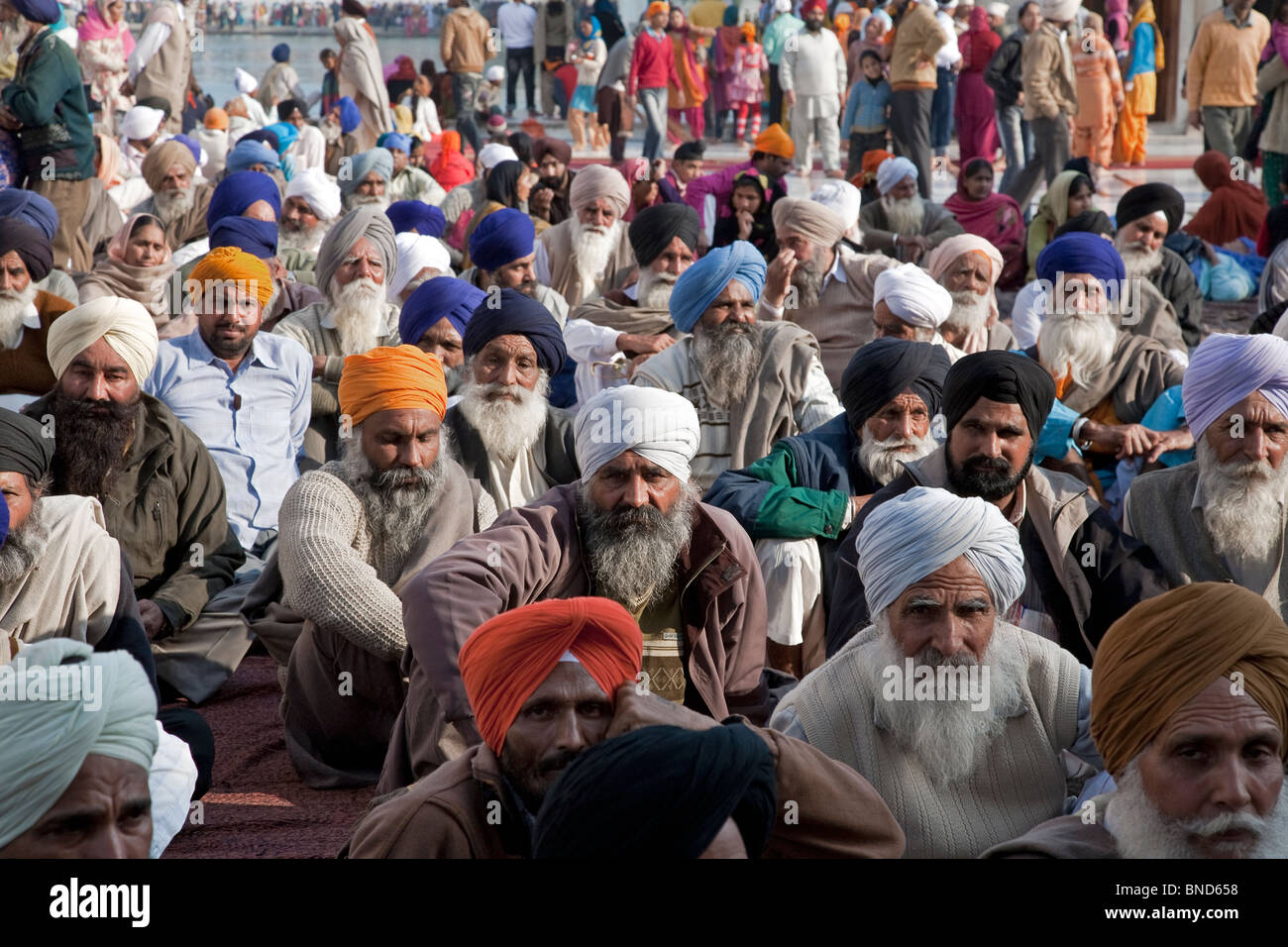 La religione sikh uomini presso il Tempio Dorato. Amritsar. Il Punjab. India Foto Stock