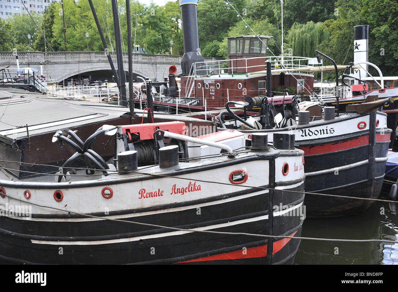 Vecchio carico di nolo barche sul fiume Spree Berlino Foto Stock