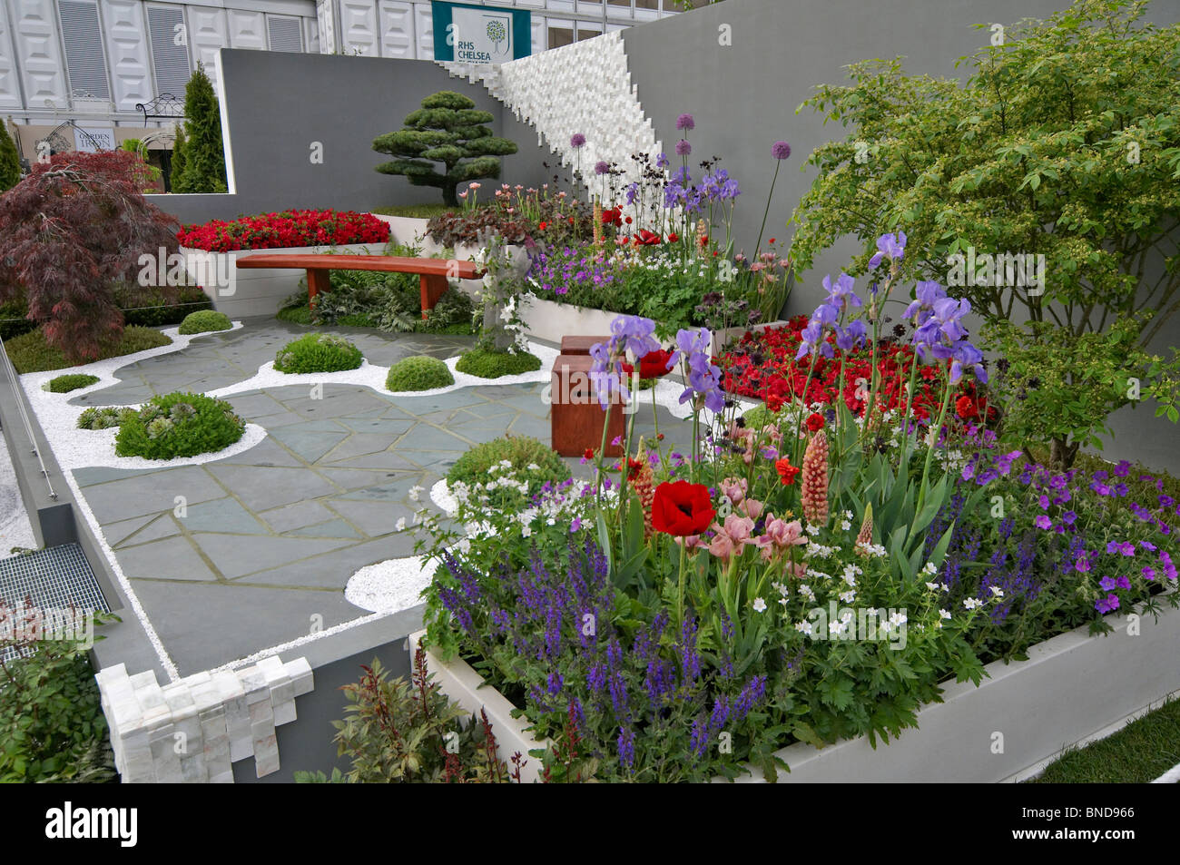 Un moderno e tranquillo spazio sul tetto in un giardino urbano creato in giapponese in stile Zen Foto Stock