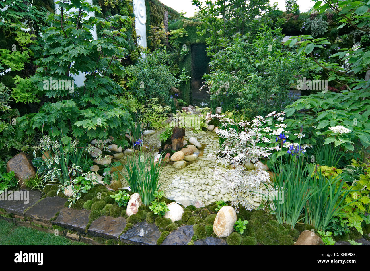 Un meraviglioso verde tranquillo spazio sul tetto in un giardino urbano creato in stile giapponese Foto Stock