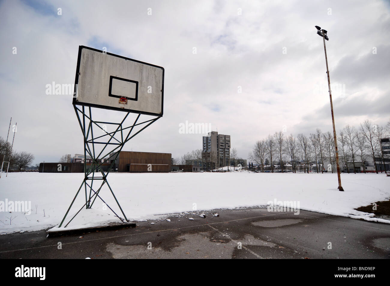 Campo da basket in inverno Foto Stock
