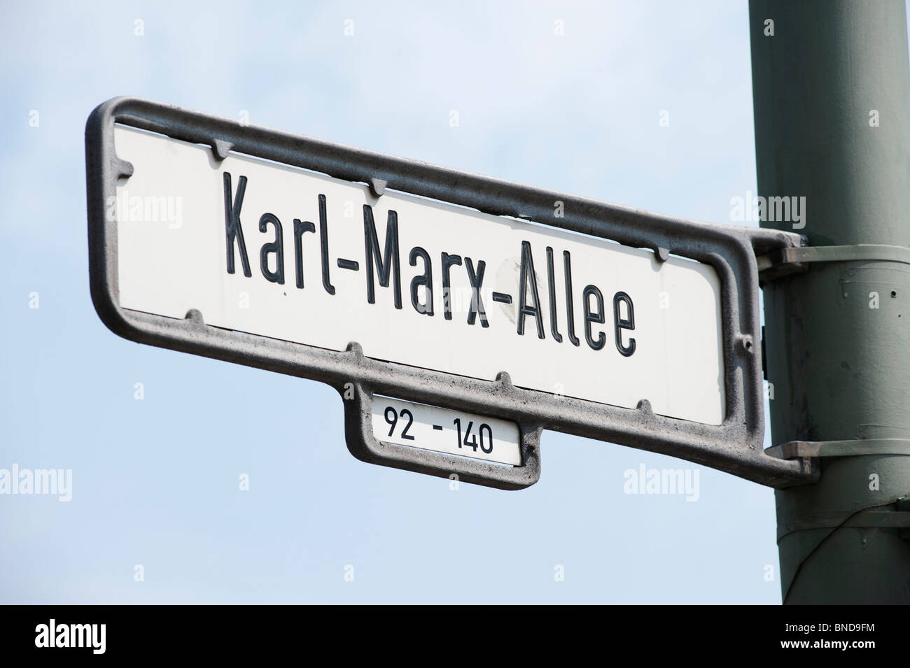 Dettaglio della strada segno sulla storica Karl Marx Allee Berlino Germania Foto Stock