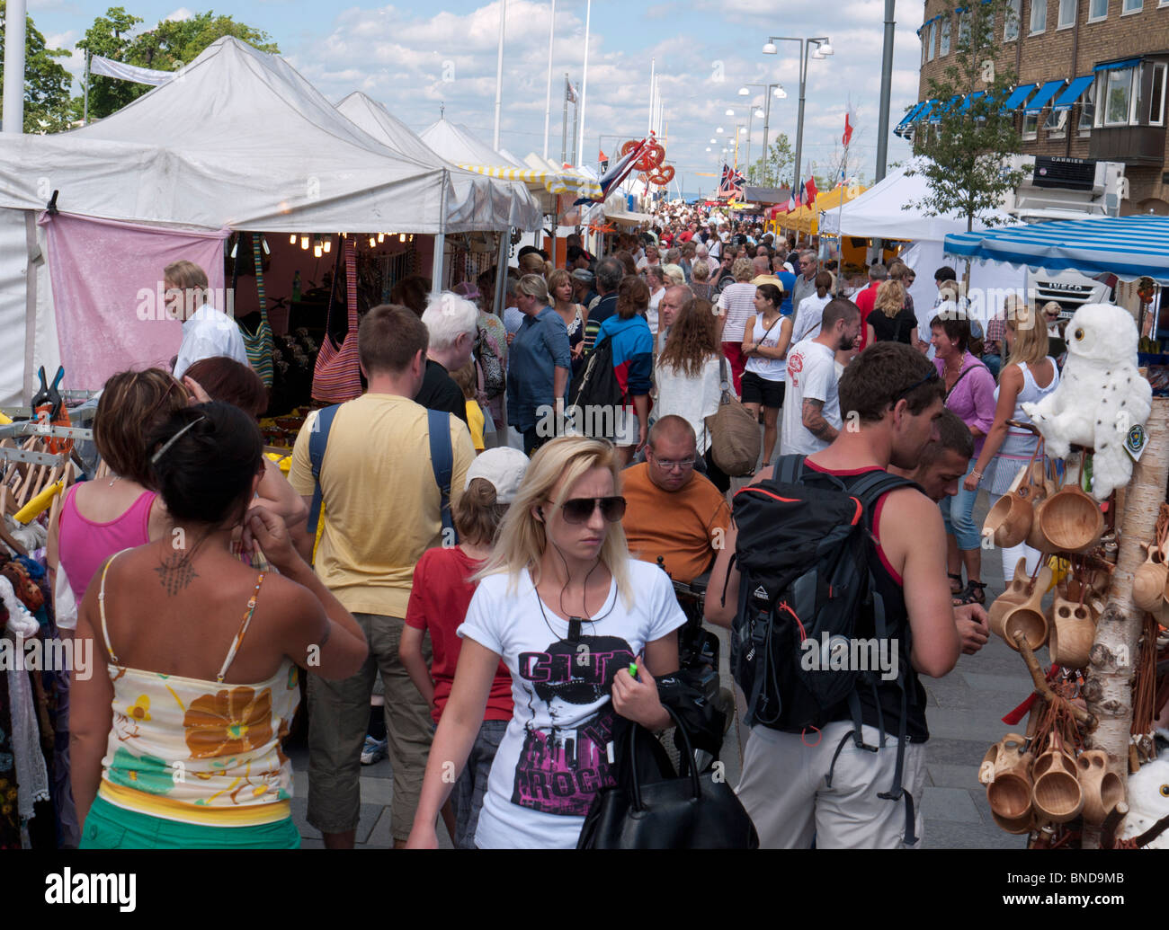 Vista della strada trafficata mercato durante International Food festival di Jonkoping in Svezia Foto Stock