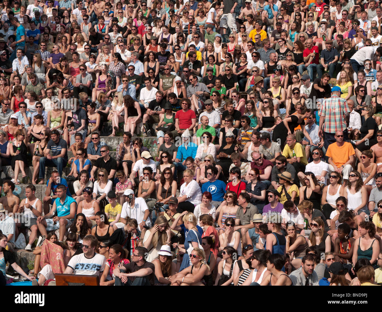 Grande pubblico a guardare all'aperto concerto di musica a Mauer Park in Prenzlauer Berg di Berlino Germania Foto Stock