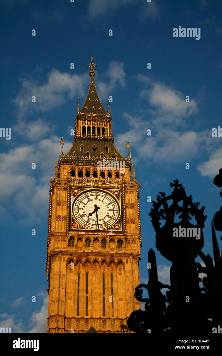 Guardando oltre le ringhiere su Bridge Street al Big Ben, le Houses of Parliament, Westminster, London, Regno Unito Foto Stock