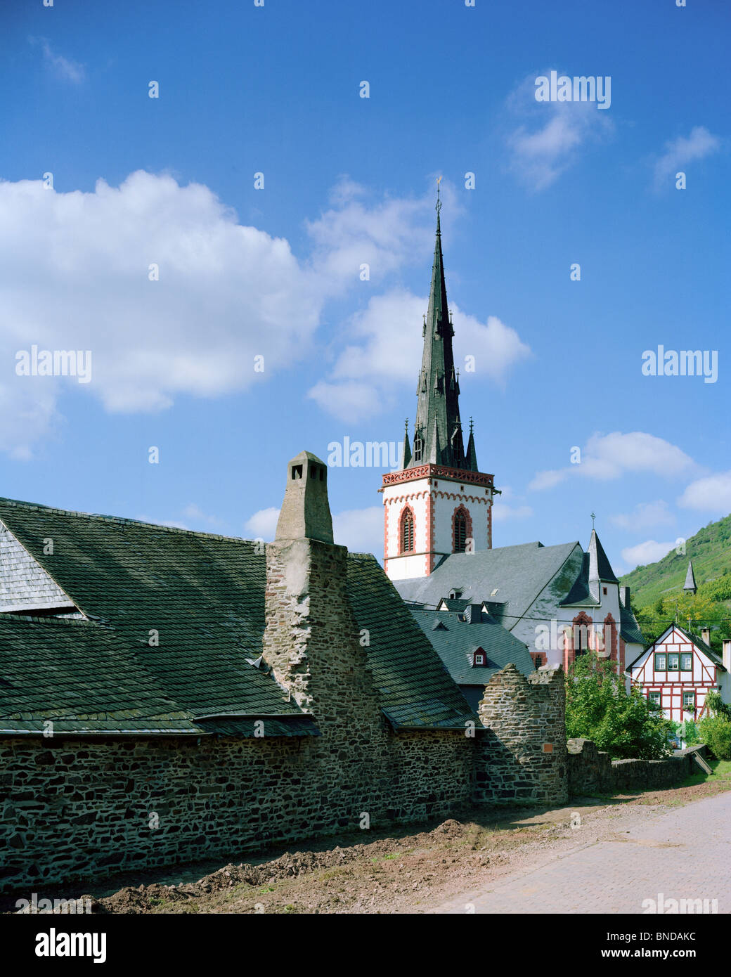 St Martin's Chiesa Parrocchiale cittadina medievale parete Ediger Mosel Germania Foto Stock