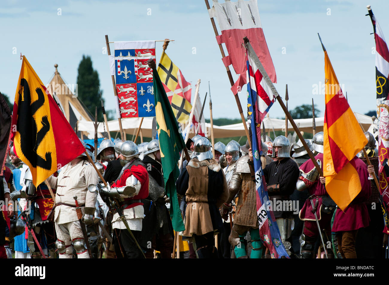 Cavalieri in armatura la preparazione per la battaglia presso la rievocazione della battaglia di Tewkesbury. Festa Medievale 2010. Tewkesbury, nel Gloucestershire, Inghilterra Foto Stock
