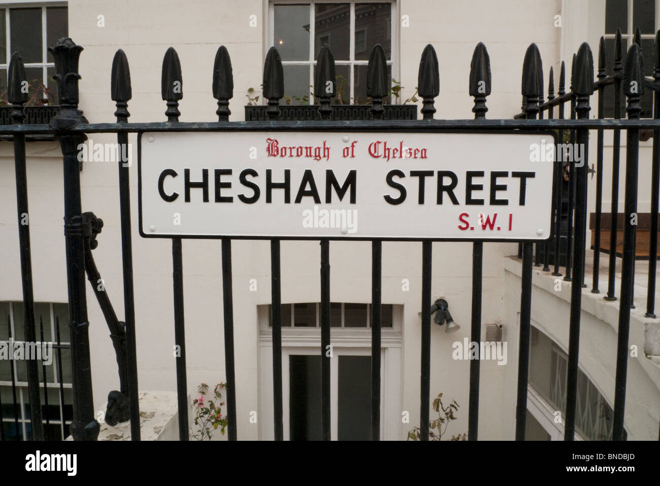 Chesham Street strada segno appeso su una ringhiera nero nel quartiere di Chelsea, Londra, Inghilterra, Regno Unito Foto Stock