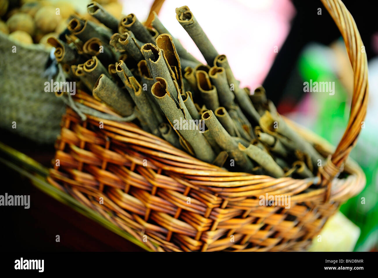 Bastoncini di cannella in un cestello di spezie shop Foto Stock