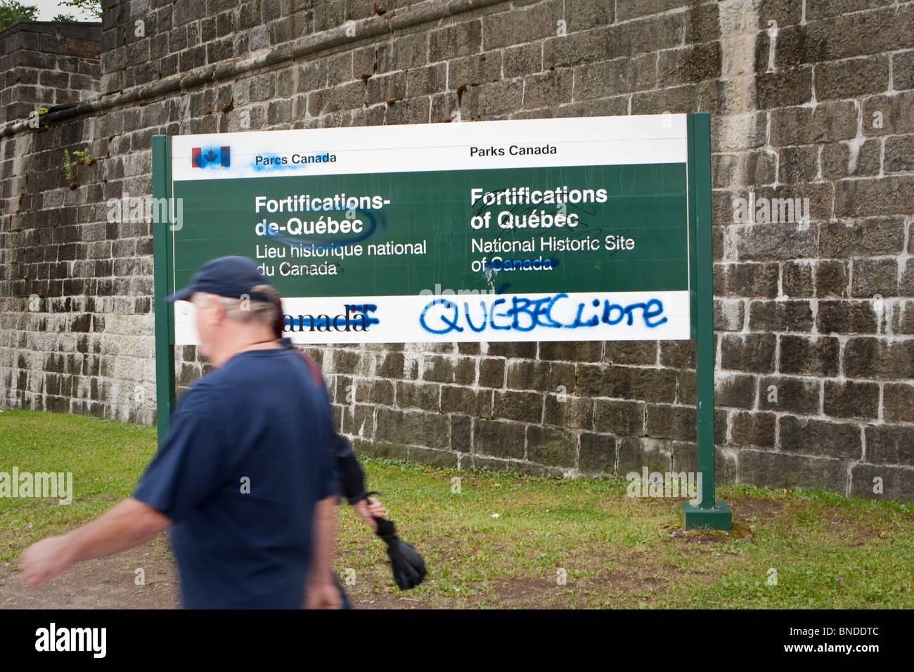 2 persone a piedi da un consiglio di amministrazione di vandalismo da Québec separatisti nella città di Québec Foto Stock