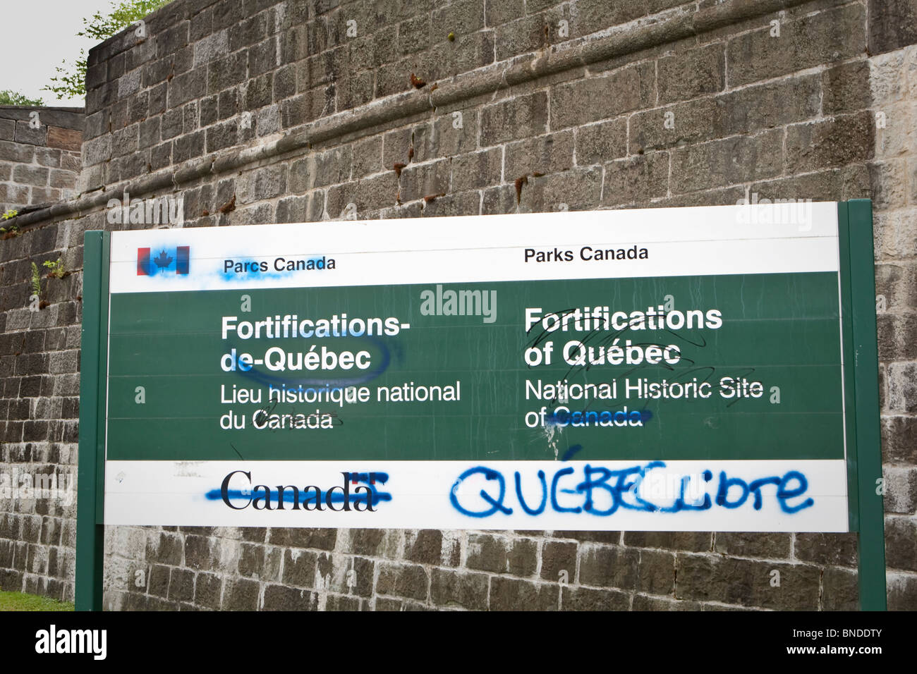 Una scheda di vandalismo da separatisti del Quebec è raffigurato nella città di Québec Foto Stock