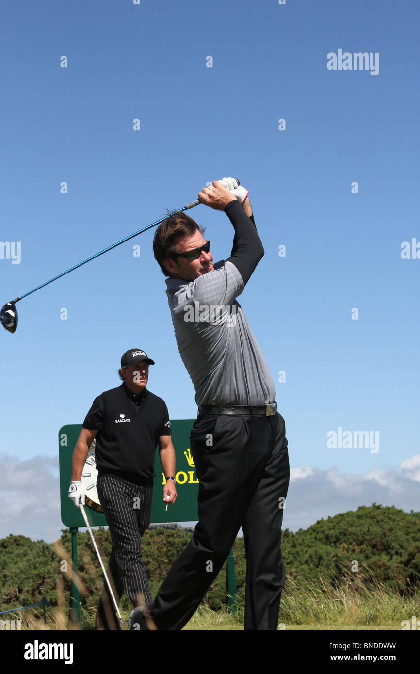 Nicholas Alexander Faldo MBE e Phil Mickelson concorrenti al British Open di golf da campionato, Old Course, St Andrews Fife, Scozia, Regno Unito Foto Stock