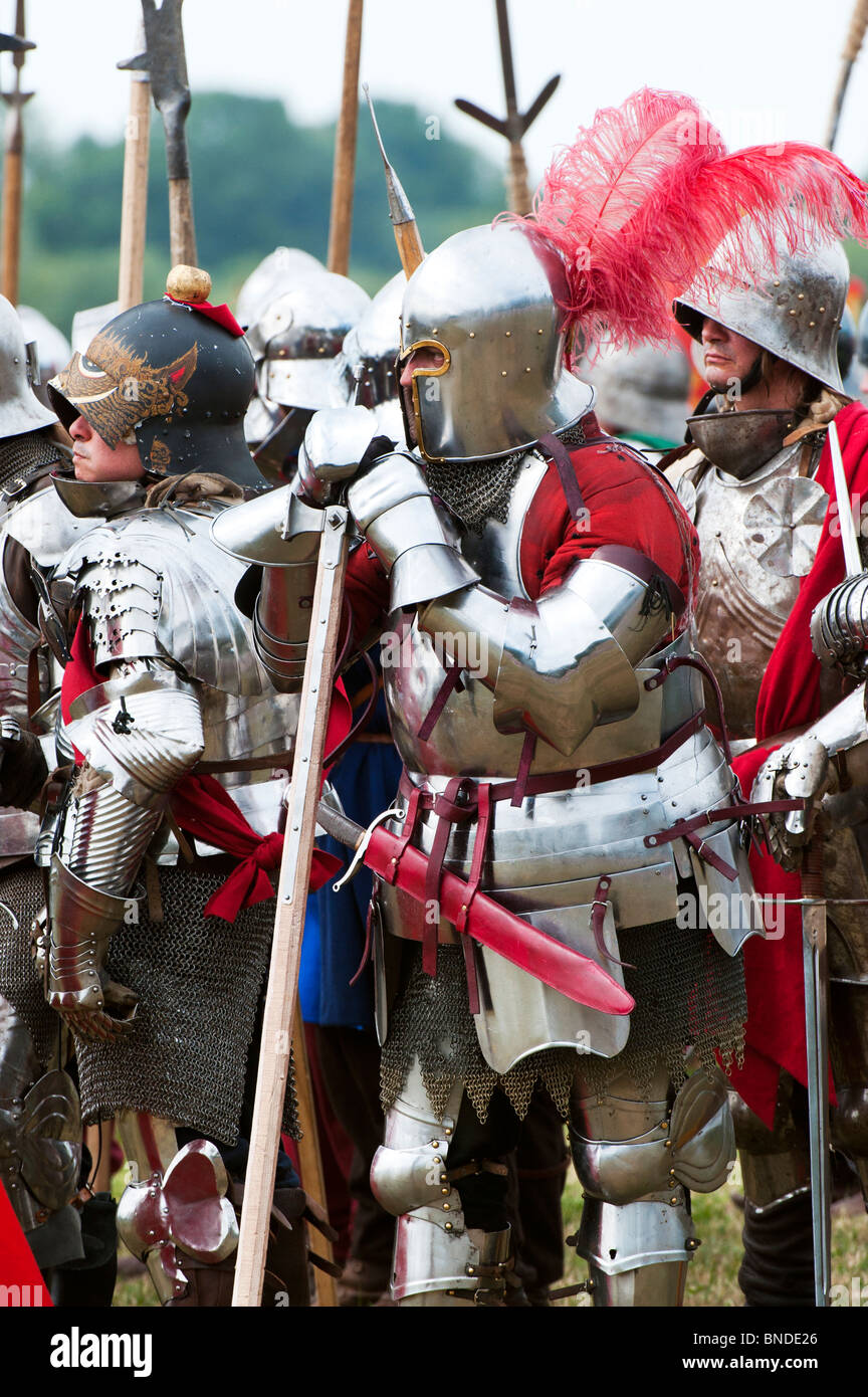 Cavalieri in armatura lotta sul campo di battaglia presso la rievocazione della battaglia di Tewkesbury. Festa Medievale 2010. Gloucestershire, Inghilterra Foto Stock