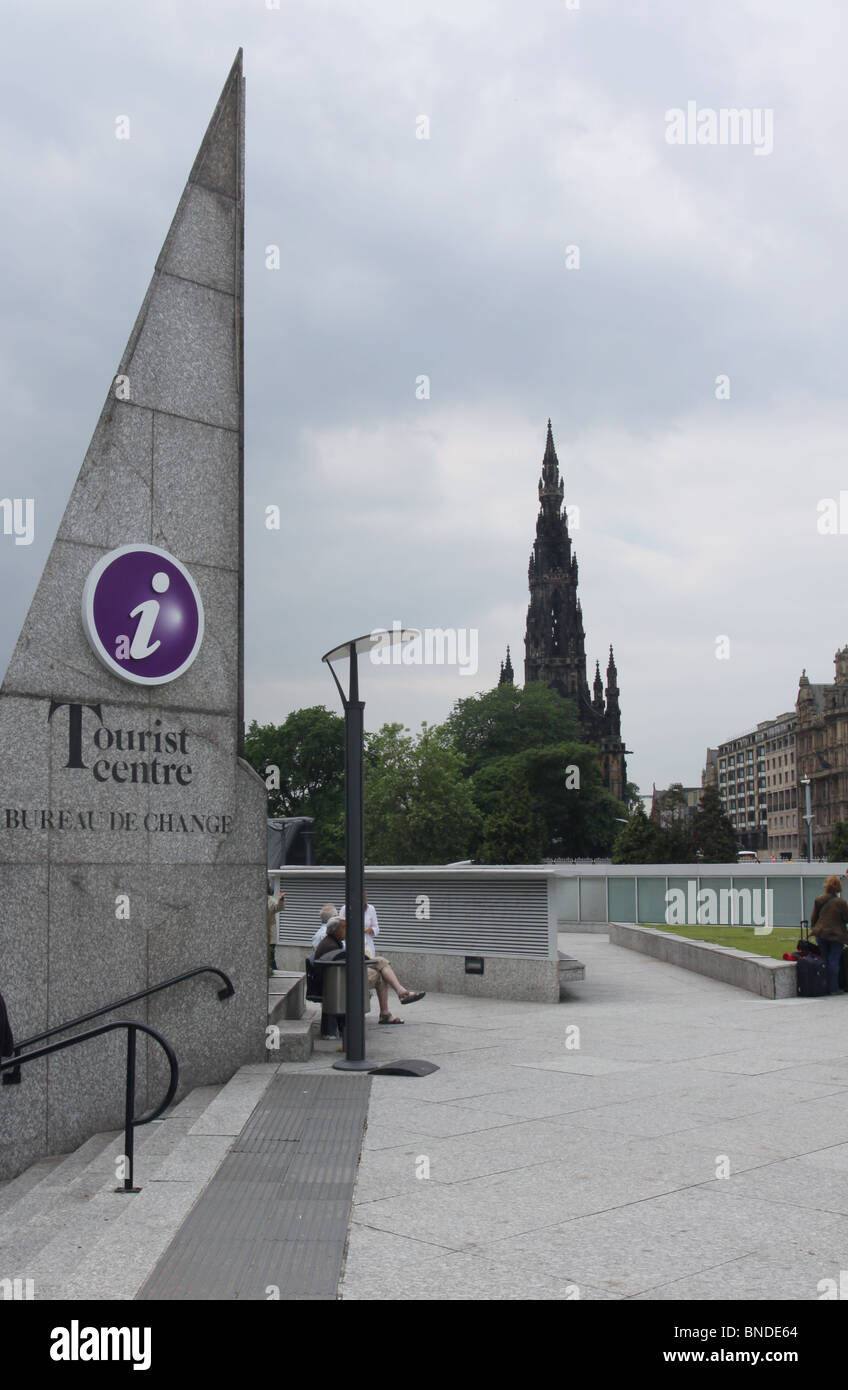 Ingresso a Edimburgo Centro Informazioni Turistiche e Monumento Scott Luglio 2010 Foto Stock