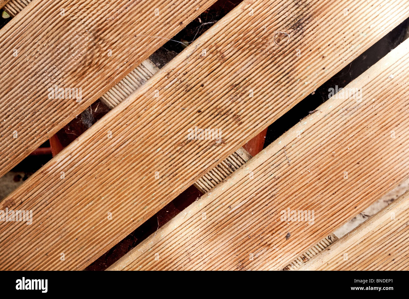 Diagonale di legno stagionato Decking Foto Stock