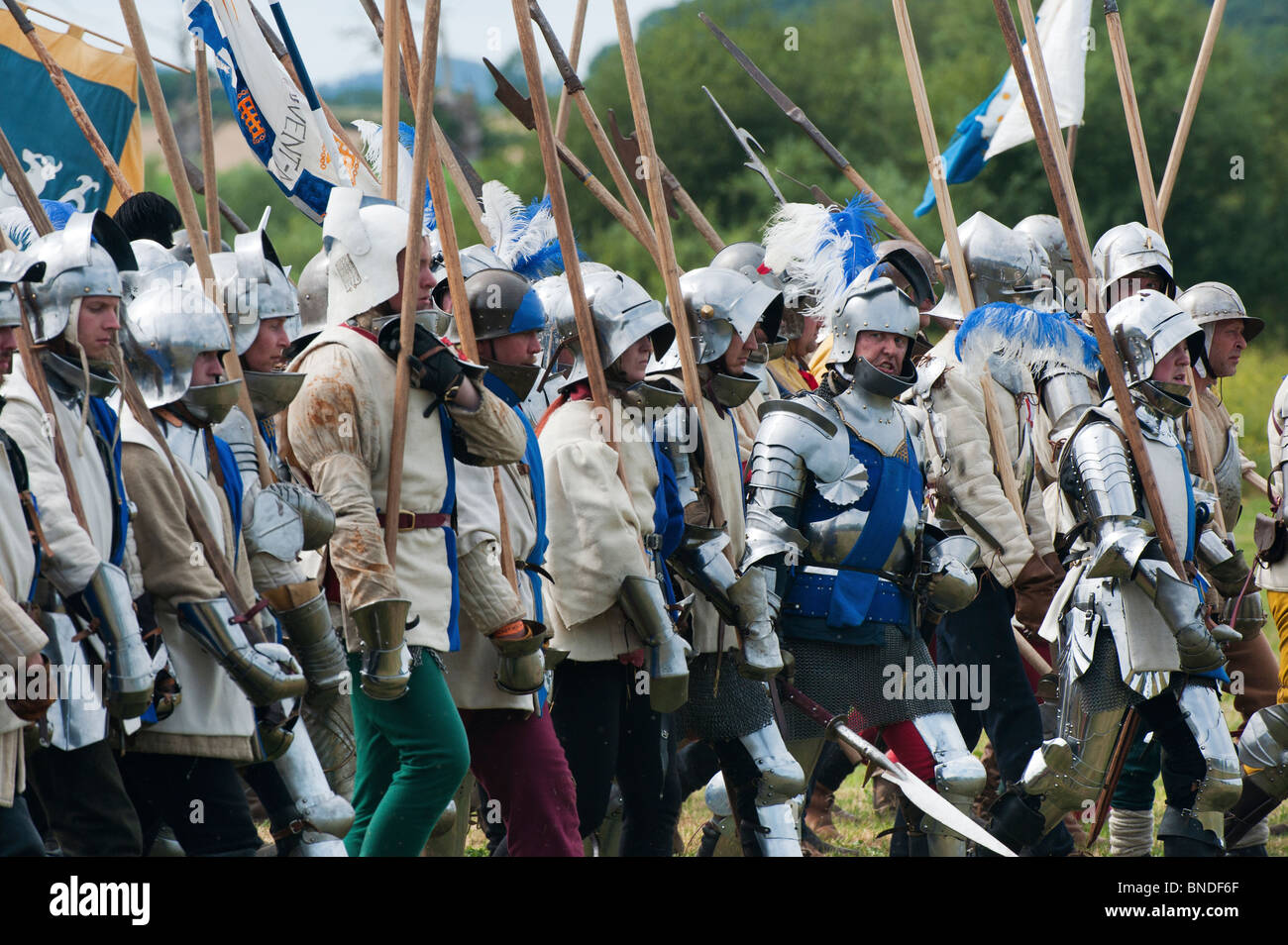 Lancastrian pikemen e cavalieri sul campo di battaglia presso la rievocazione della battaglia di Tewkesbury. Festa Medievale 2010. Gloucestershire. Inghilterra Foto Stock