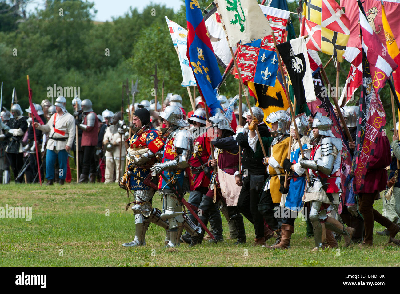Il re Edoardo IV porta il suo esercito nella battaglia di Tewkesbury presso il re-medievale enacment festival 2010, Gloucestershire, Inghilterra Foto Stock
