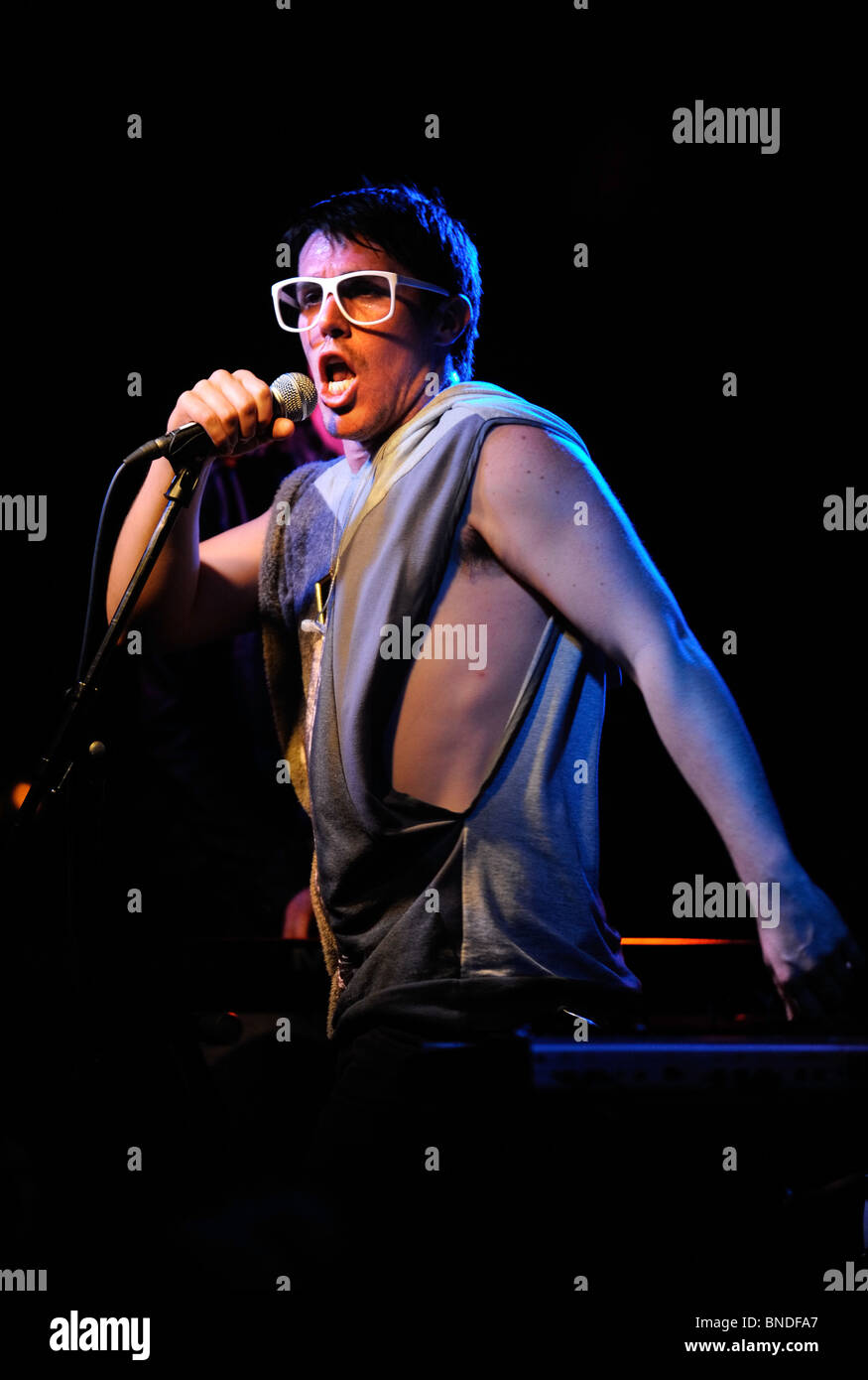 Sam Sparro effettuando al vello live music venue in Bristol REGNO UNITO Foto Stock