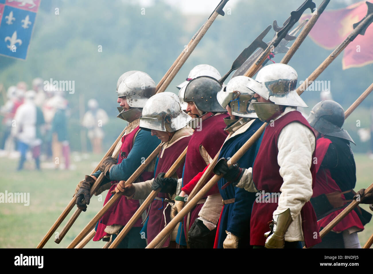 Yorkist pikemen sul campo di battaglia presso la rievocazione della battaglia di Tewkesbury. Festa Medievale 2010 Foto Stock