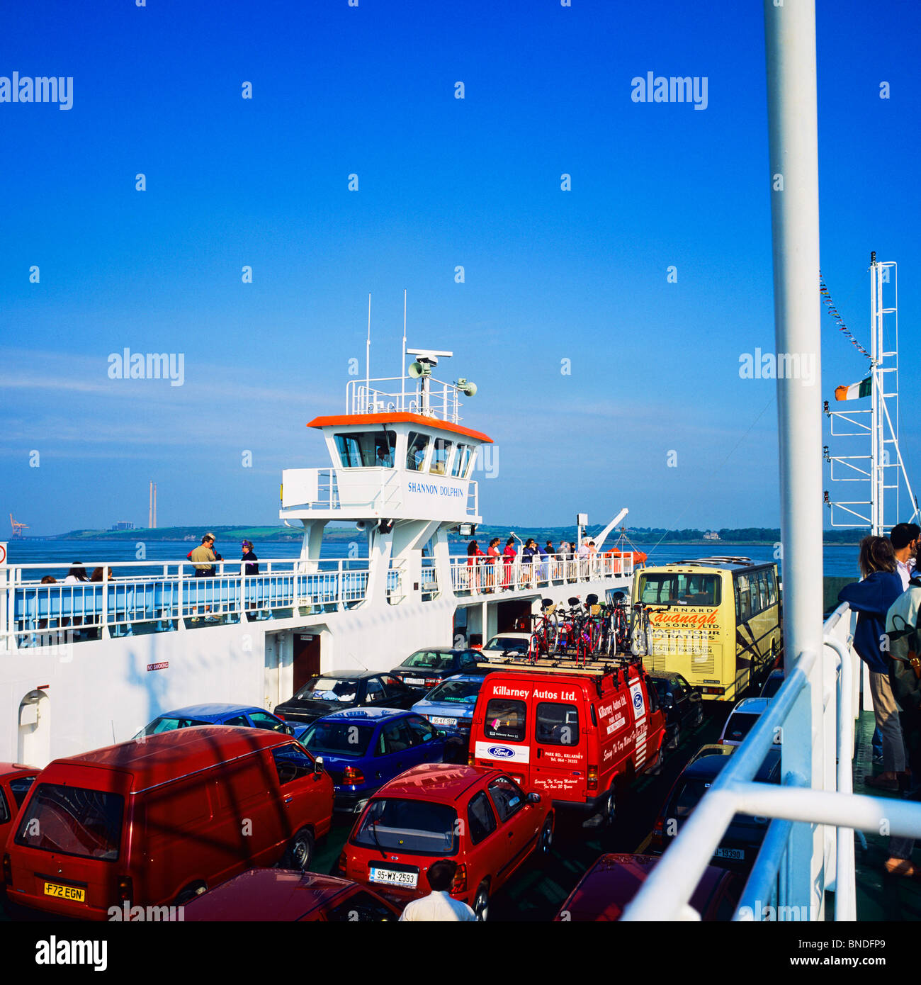 Traghetto in auto attraverso l'estuario del fiume Shannon, tra Tarbert, Contea di Kerry e Killimer, Contea di Clare, Repubblica d'Irlanda, Europa Foto Stock