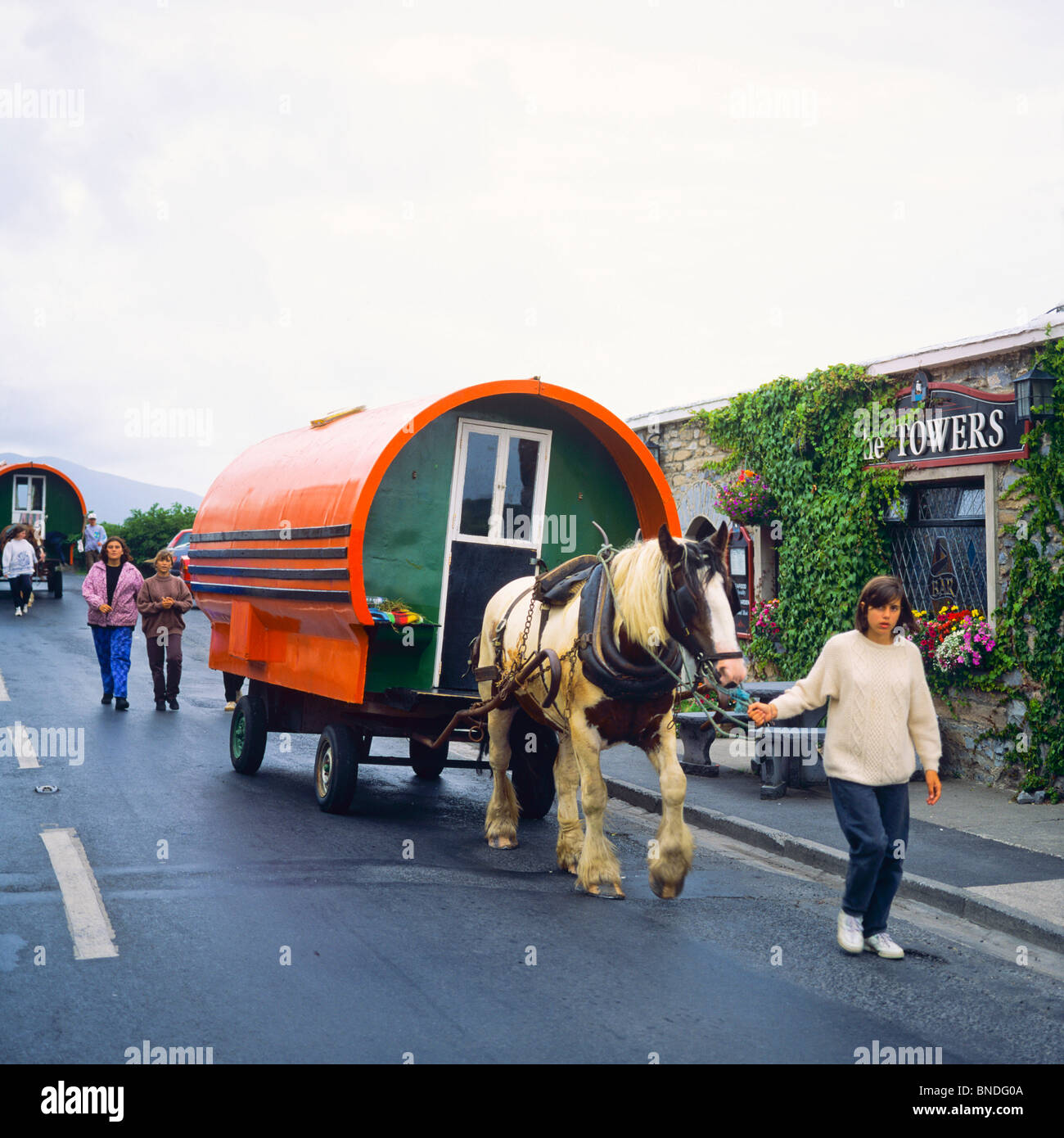 Ragazza che conduce a cavallo il gypsy caravan, Westport, nella contea di Mayo, Repubblica di Irlanda Foto Stock