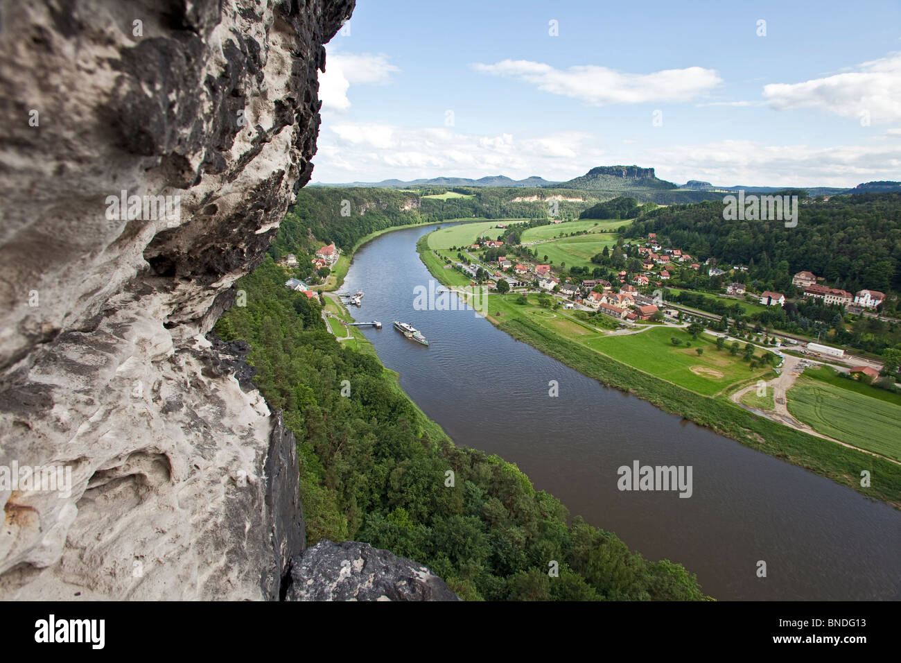 Vista dalla Bastei sul fiume Elba, Svizzera sassone, Saechsische Schweiz, BASSA SASSONIA, GERMANIA Foto Stock