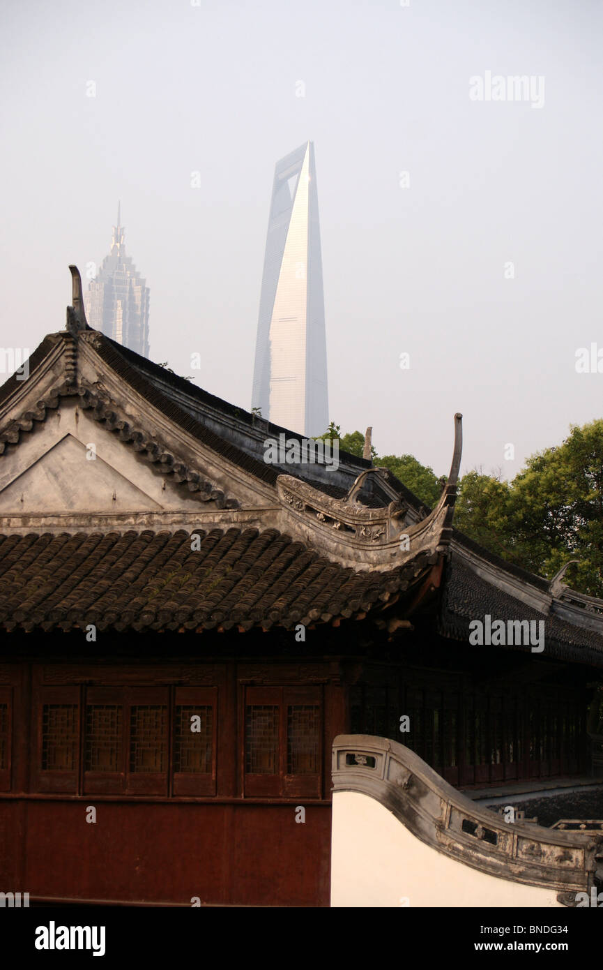 World Financial Center di Shanghai, 'apribottiglie' edificio, visto dalla Città Vecchia, Shanghai, Cina Foto Stock