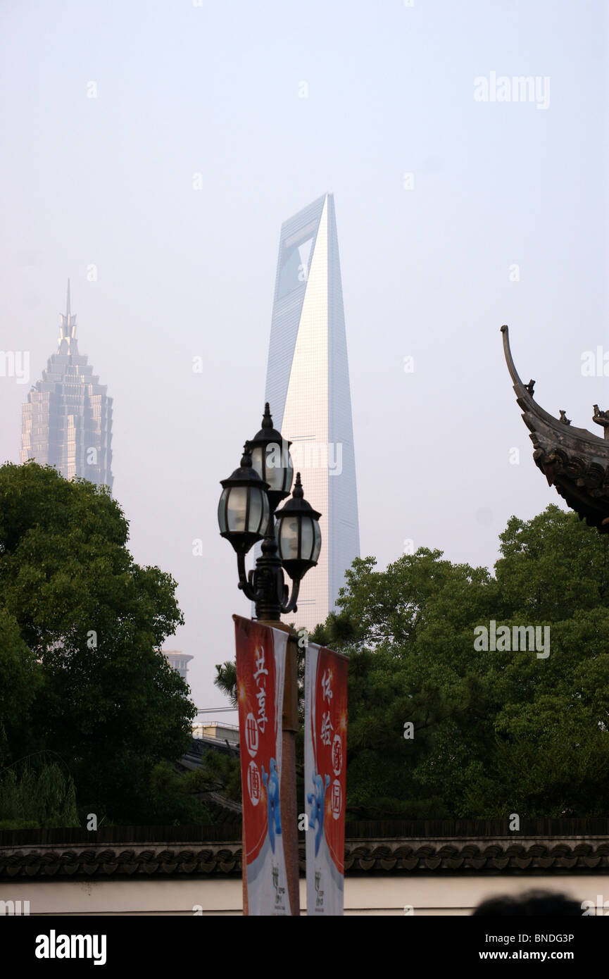 World Financial Center di Shanghai, 'apribottiglie' edificio, visto dalla Città Vecchia, Shanghai, Cina Foto Stock