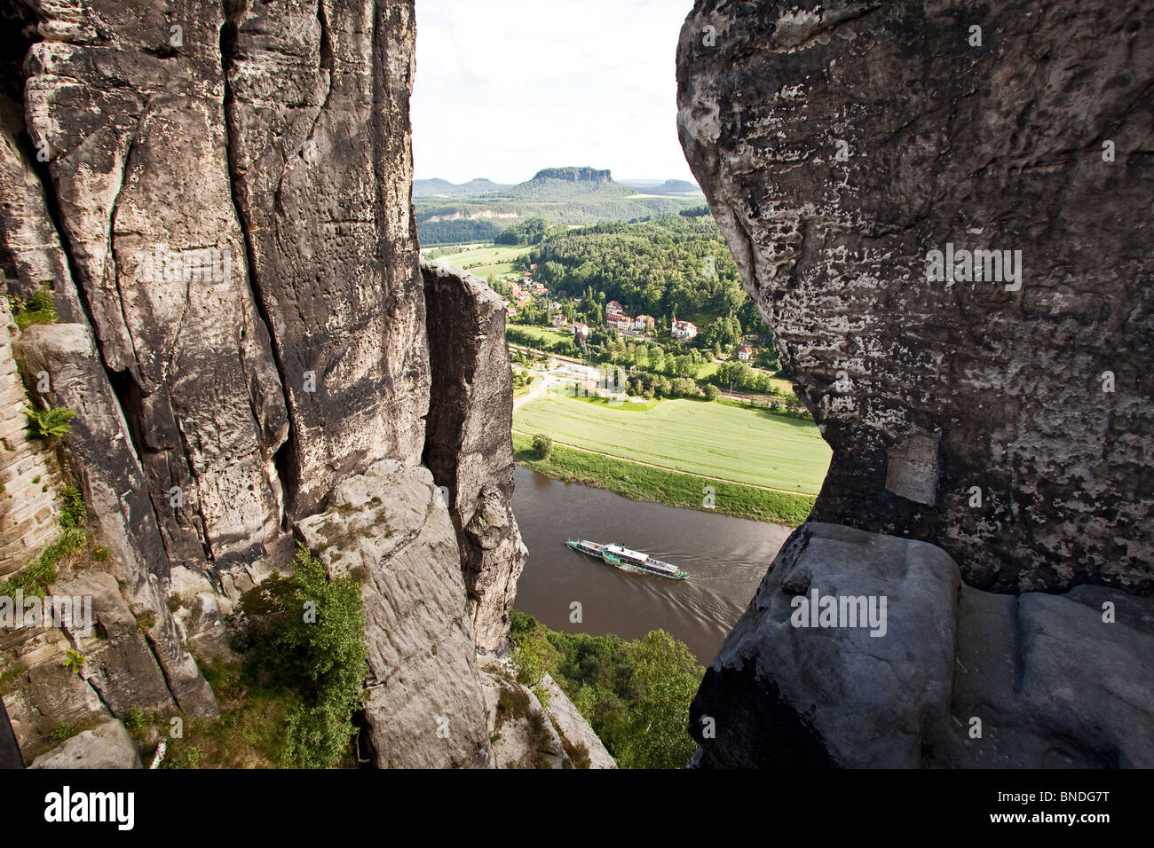 Vista dalla Bastei sul fiume Elba, Svizzera sassone, Saechsische Schweiz, BASSA SASSONIA, GERMANIA Foto Stock