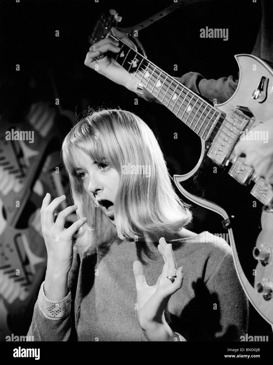 Giovane donna cantare con un chitarrista elettrico Foto Stock