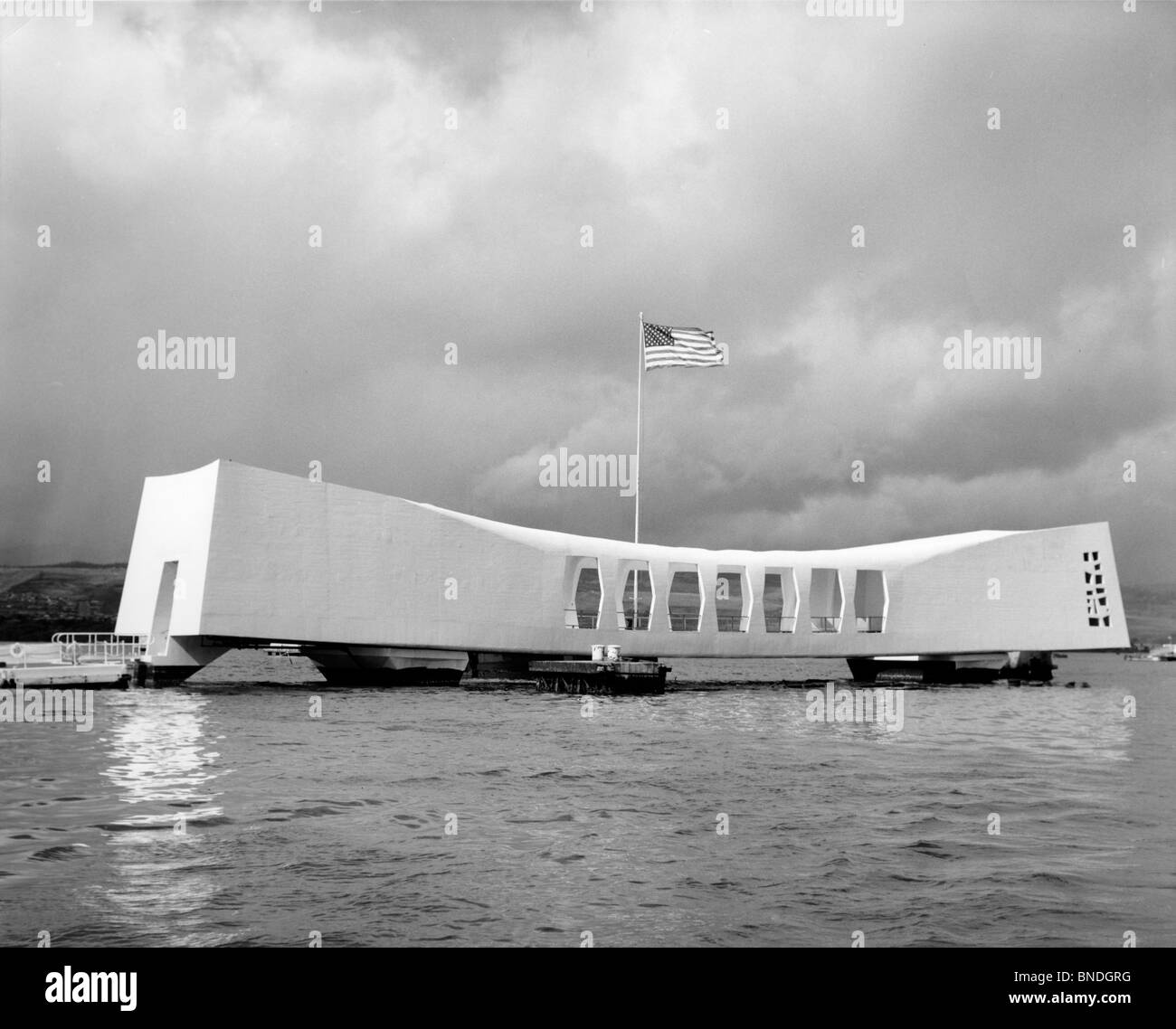 Bandiera americana svolazzante su un monumento commemorativo USS Arizona Memorial, Pearl Harbor, Oahu, Hawaii, STATI UNITI D'AMERICA Foto Stock