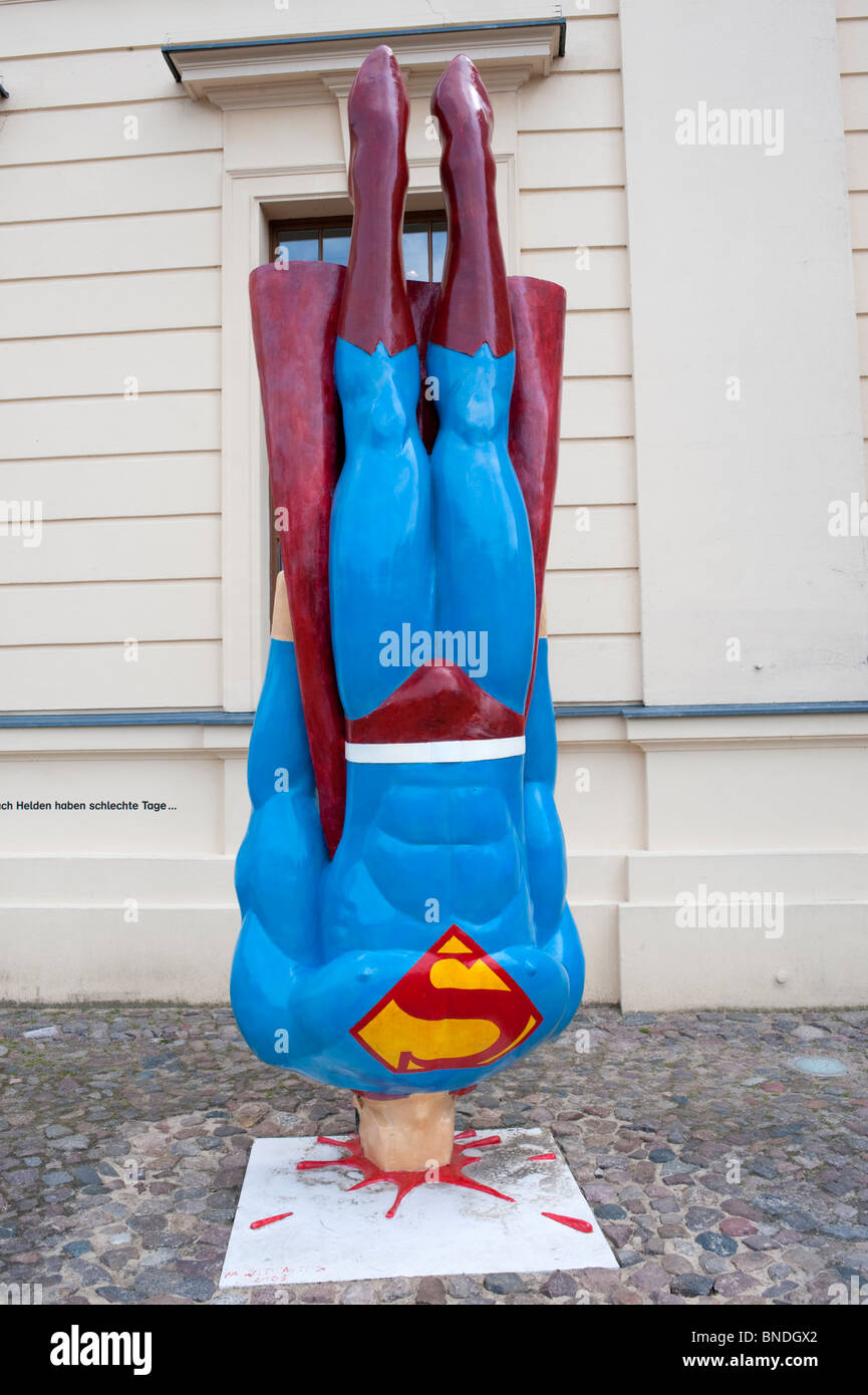 Divertente scultura di Superman di schiantarsi al suolo al Museo Ebraico di Berlino Foto Stock