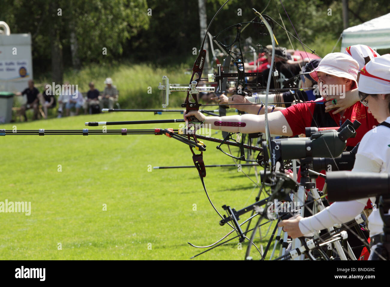 Azione di tiro con l'arco Charlotte George IoM Natwest Island Games 2009 a Backeberg in Mariehamn sulle isole Åland, 30 giugno 2009 Foto Stock