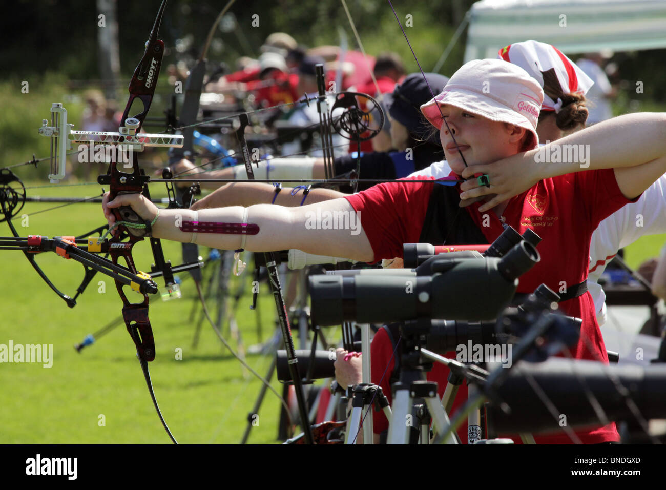 Azione di tiro con l'arco Charlotte George IoM Natwest Island Games 2009 a Backeberg in Mariehamn sulle isole Åland, 30 giugno 2009 Foto Stock