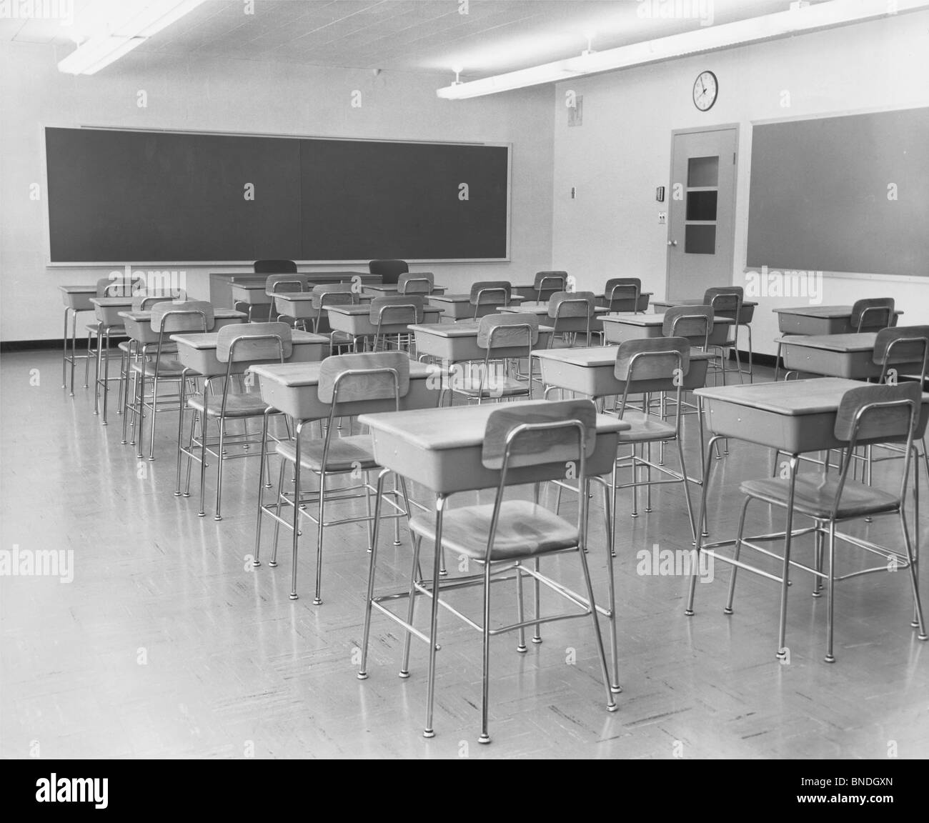 Sedie vuote in una classe Foto Stock