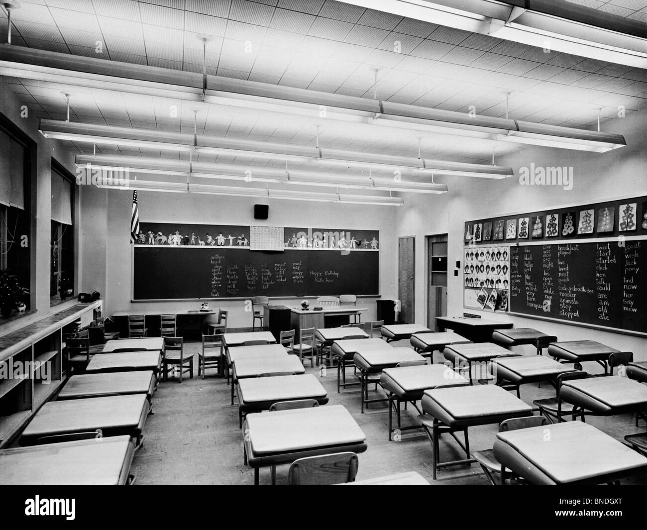 Sedie vuote in una classe Foto Stock