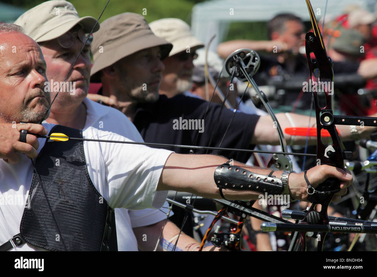 Azione di tiro con l'arco Håkan Lindén Åland Natwest Island Games 2009 a Backeberg in Mariehamn sulle isole Åland, 30 giugno 2009 Foto Stock