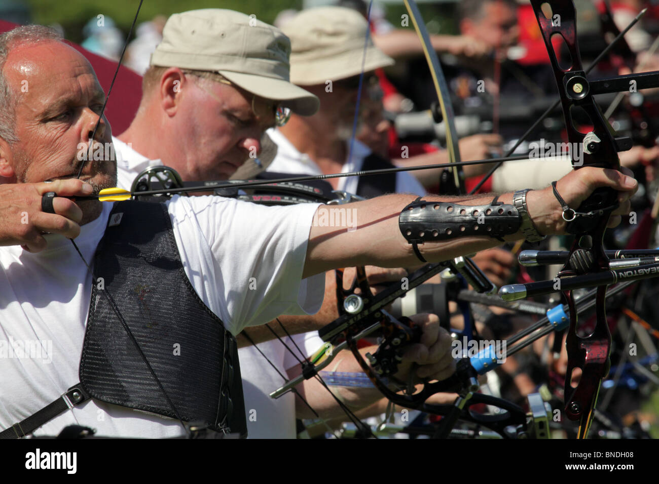 Azione di tiro con l'arco Håkan Lindén Åland Natwest Island Games 2009 a Backeberg in Mariehamn sulle isole Åland, 30 giugno 2009 Foto Stock