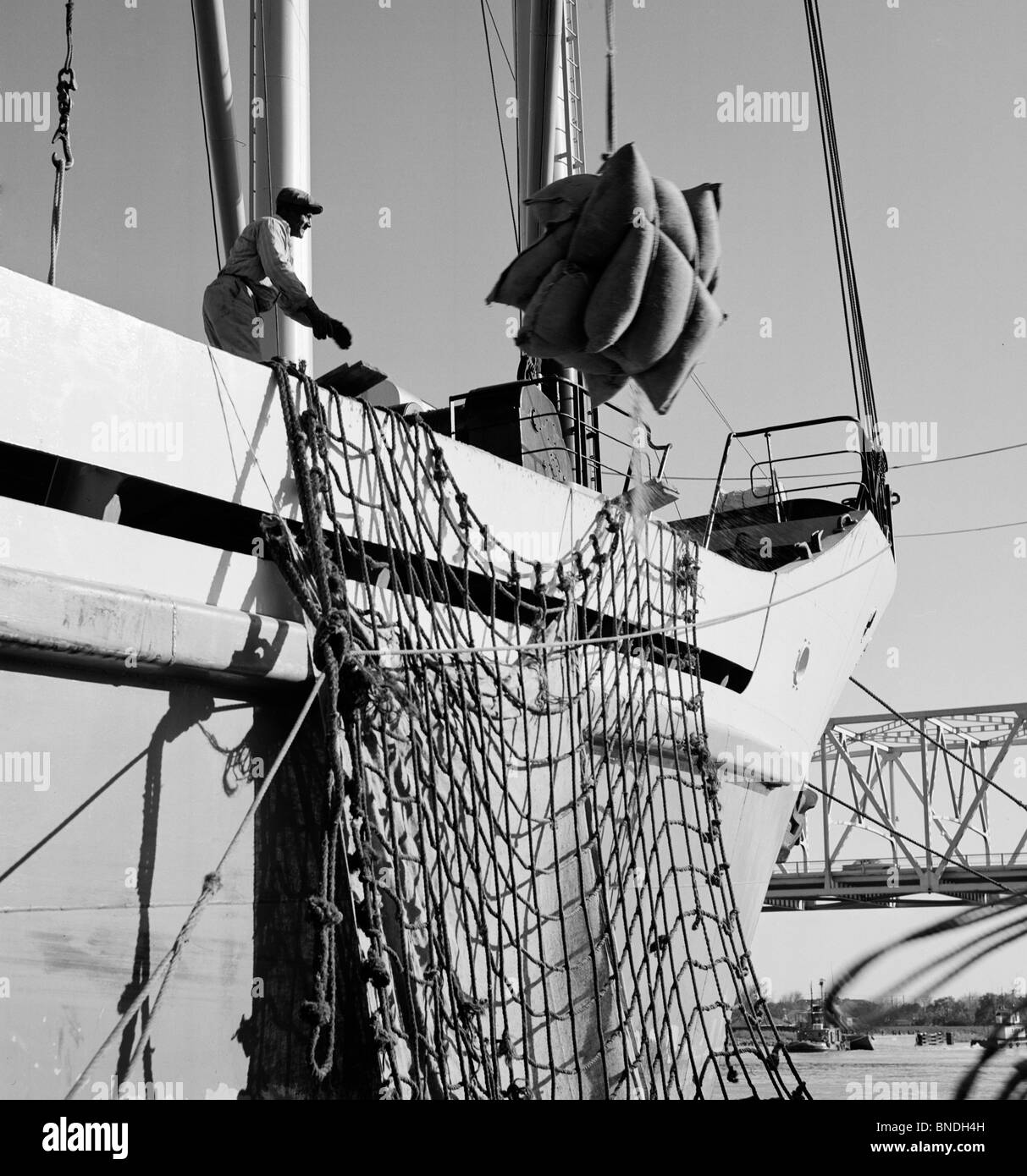 Basso angolo di visione di un lavoratore dock su una nave industriale, New Orleans, Louisiana, Stati Uniti d'America Foto Stock