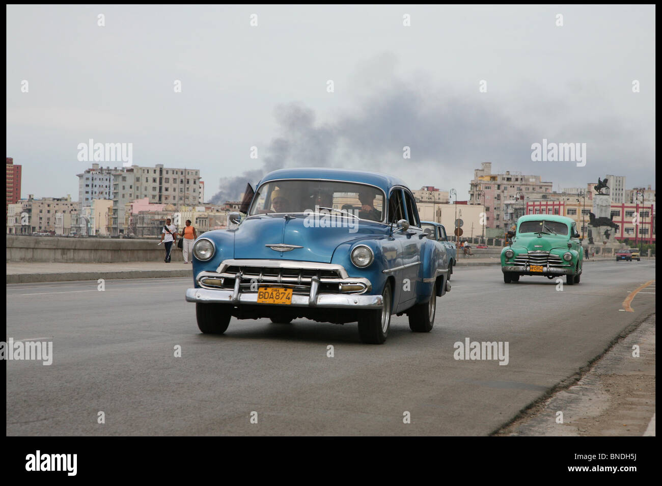Cuba il Malecon vecchie auto Foto Stock